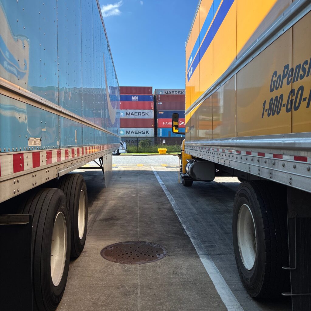 Accueil chauffeur : camions à quai sur un site logistique