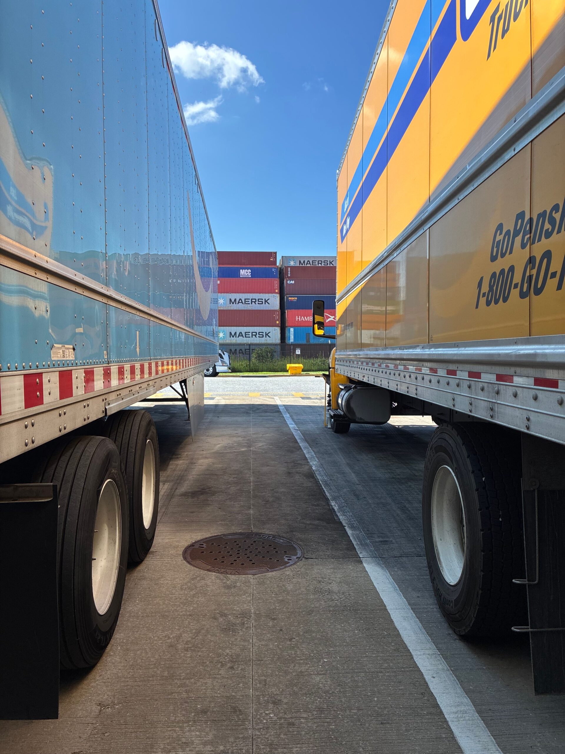 Accueil chauffeur : camions à quai sur un site logistique