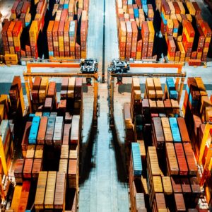 Terminal à conteneurs vu du ciel avec flux de camions
